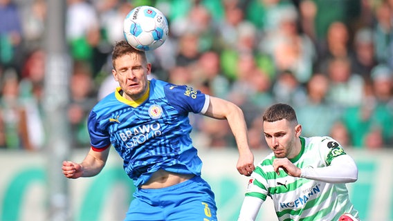 Paul Jaeckel  (l.) von Eintracht Braunschweig im Duell mit ranimir Hrgota von der SpVgg Greuther Fürth © picture alliance/dpa | Daniel Karmann 