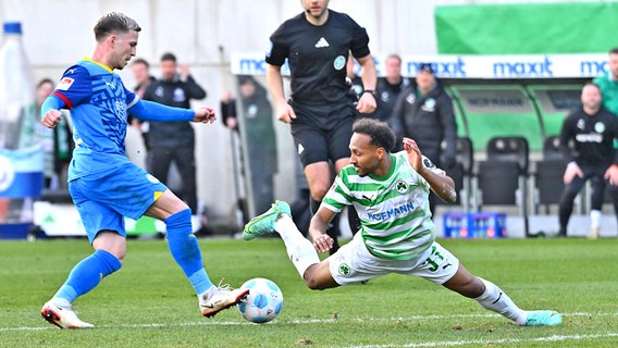 Lino Tempelmann  (l.) von Eintracht Braunschweig im Duell mit Julian Green von der SpVgg Greuther Fürth © IMAGO / Zink 