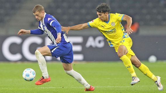 Michael Cuisance (l.) von Hertha BSC im Duell mit Johan Gomez von Eintracht Braunschweig © IMAGO / Jan Huebner 