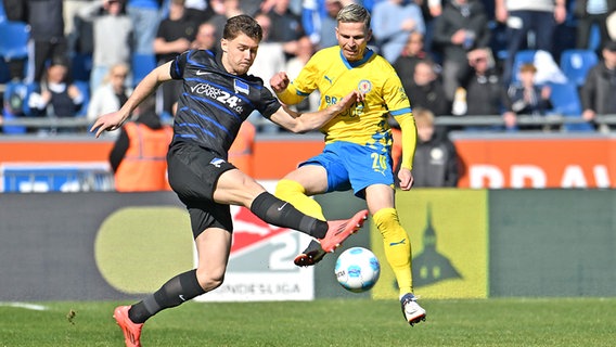 Lino Tempelmann (r.) von Eintracht Braunschweig im Duell mit Linus Gechter von Hertha BSC © picture alliance/dpa | Swen Pförtner 