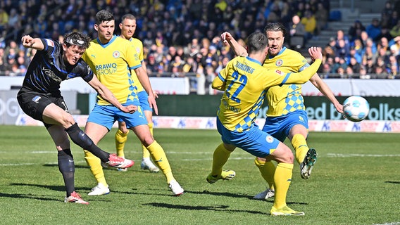 Fabian Reese (l.) von Hertha BSC trifft im Spiel bei Eintracht Braunschweig zum 1:0 © picture alliance/dpa | Swen Pförtner 