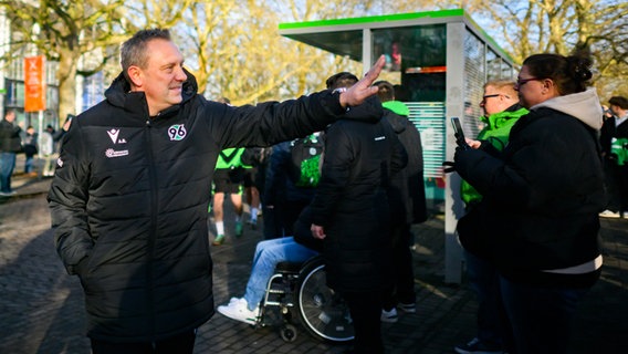 Coach André Breitenreiter beim Trainingsauftakt von Hannover 96 © picture alliance/dpa Foto: Julian Stratenschulte