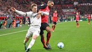 St. Paulis Johannes Eggestein (l.) und Leverkusens Jonathan Tah kämpfen um den Ball. © Witters/UlrichHufnagel 