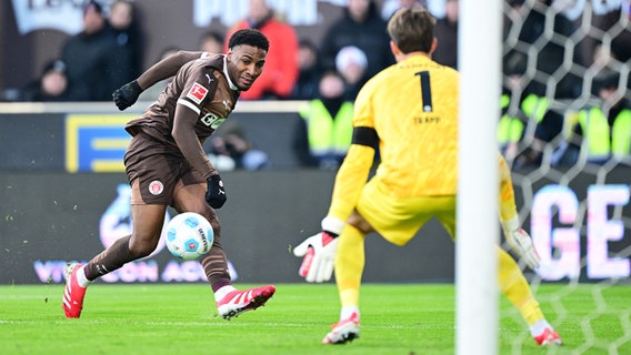 St. Paulis Oladapo Afolayan versucht Frankfurts Keeper Kevin Trapp zu überwinden. © Witters/LeonieHorky 