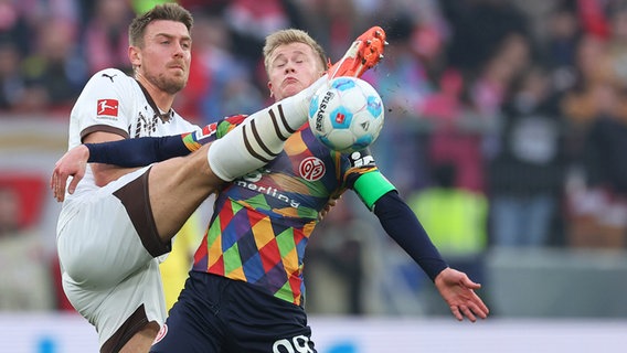 St. Paulis Hauke Wahl (l.) und der Mainzer Jonathan Burkardt kämpfen um den Ball. © WITTERS/JoergHalisch 