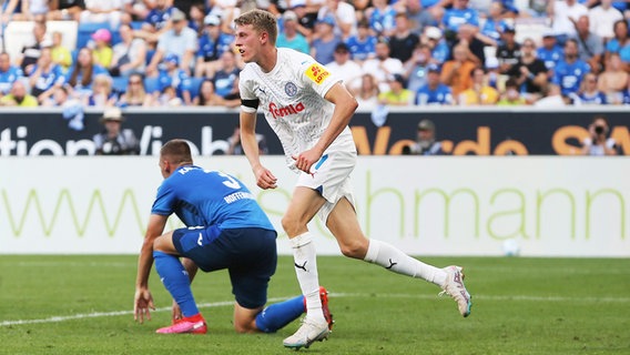 Alexander Bernhardsson von Holstein Kiel bejubelt einen Treffer. © IMAGO / Jan Huebner 