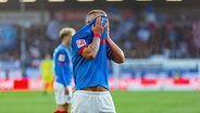 Kiels Lewis Holtby zieht sich vor Frust das Trikot ins Gesicht © Imago Images Foto: xLobecax/xHenningxRohlfsx