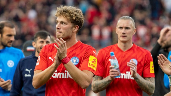 Kiels Fiete Arp (l.) feiert vor den Fans © Imago Images Foto: HMB Media/Marco Bader