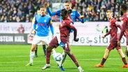 Kiels Marko Ivezic (hinten) und Leipzigs Amadou Haidara kämpfen um den Ball. © IMAGO / Beautiful Sports 