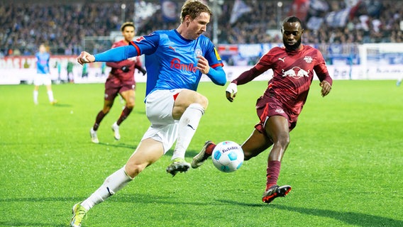 Kiels Lasse Rosenboom (l.) und Leipzigs Lutsharel Geertruida kämpfen um den Ball. © IMAGO / Lobeca 