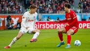 Kiels Phil Harres (l.) und Freiburgs Max Rosenfelder kämpfen um den Ball. © IMAGO / Steinsiek.ch 