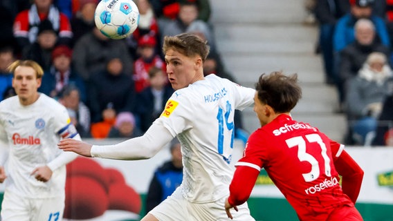 Kiels Phil Harres (l.) und Freiburgs Max Rosenfelder kämpfen um den Ball. © IMAGO / Steinsiek.ch 