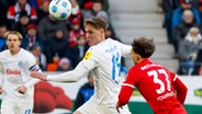 Kiels Phil Harres (l.) und Freiburgs Max Rosenfelder kämpfen um den Ball. © IMAGO / Steinsiek.ch 