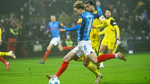 Kiels Finn Porath (l.) und Dortmunds Emre Can kämpfen um den Ball. © picture alliance/dpa | Gregor Fischer 