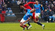 Kiels Lewis Holtby (r.) und Bochums Bernardo kämpfen um den Ball. © IMAGO / Eibner 