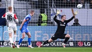 Kiels Keeper Thomas Dähne kann einen Treffer von Frankfurts Hugo Larsson (l.) nicht verhindern. © IMAGO / RHR-Foto 