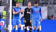 Kiels Nicolai Remberg, Keeper Thomas Dähne und Armin Gigovic (v.l.) sind enttäuscht. © IMAGO / RHR-Foto 