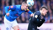 Kiels David Zec (l.) und Leverkusens Florian Wirtz kämpfen um den Ball. © WITTERS/TimGroothuis 