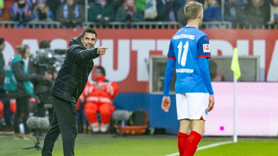 Kiels Trainer Marcel Rapp (l.) coacht sein Team an der Seitenlinie © picture alliance Foto: Axel Heimken