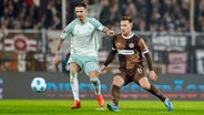 Bremens Marco Friedl (l.) im Zweikampf mit St. Paulis Johannes Eggestein © Imago Images 