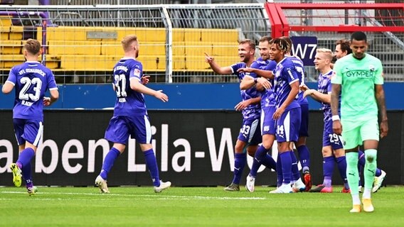 Die Osnabrücker Mannschaft jubelt nach ihrem Treffer. © imago images / Nordphoto Foto: nordphoto / Paetzel
