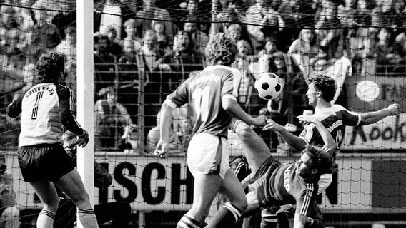 Bayern-Keeper Jean-Marie Pfaff (l.) kassiert einen Einwurf von Bremens Uwe Reinders. © imago/WEREK 