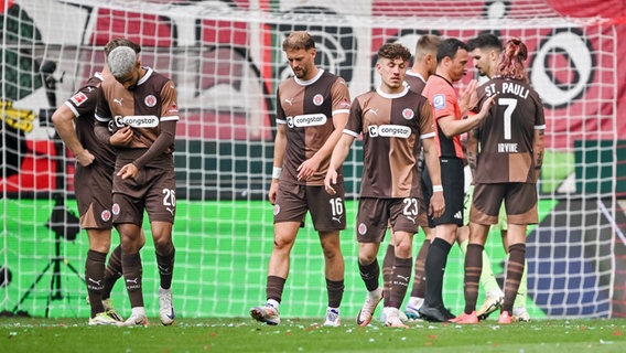 St. Paulis Spieler reagieren auf einen Gegentreffer © dpa Bildfunk Foto: Harry Langer