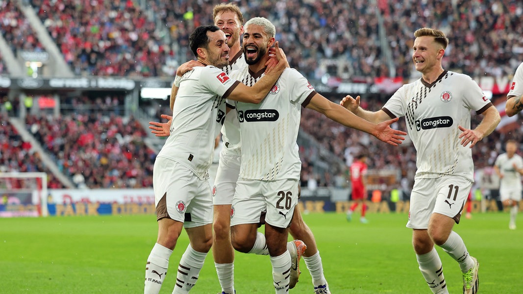 FC St. Pauli feiert ersten Bundesliga-Sieg seit dem Stadtderby 2011