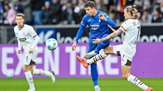 Hoffenheims Adam Hlozek (l.) und St. Paulis Jackson Irvine kämpfen um den Ball © picture alliance Foto: Uwe Anspach