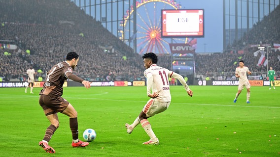 St. Paulis Manolis Saliakas (l.) im Zweikampf mit Bayerns Kingsley Coman © Witters Foto: Tim Groothuis