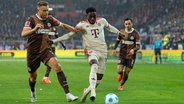 St. Paulis Hauke Wahl (l.) im Zweikampf Bayern Alphonso Davies © Imago Images Foto: Lobeca/Henning Rohlfs