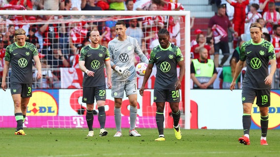 Wolfsburg-Spieler sind nach einem Gegentreffer enttäuscht. © IMAGO / regios24 
