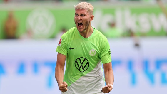 Wolfsburgs Jonas Wind bejubelt einen Treffer. © IMAGO / Susanne Hübner 