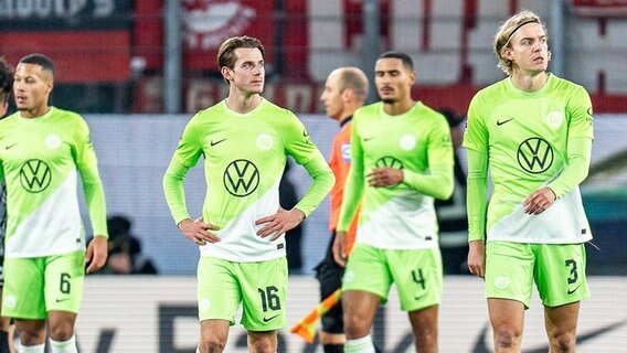 Wolfsburgs Spieler sind enttäuscht. © IMAGO / Eibner 