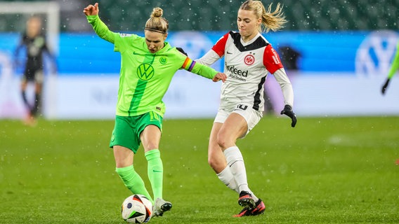 Wolfsburgs Svenja Huth (l.) und Frankfurts Laura Freigang kämpfen um den Ball. © IMAGO / HMB-Media 