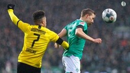 Werders Ludwig Augustinsson (r.) und Dortmunds Jadon Sancho kämpfen um den Ball.