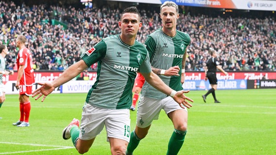 Bremens Rafael Borré (l.) und Marco Friedl bejubeln einen Treffer. © IMAGO / Matthias Koch 