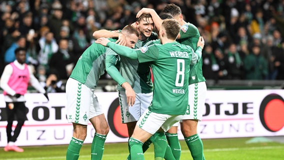 Bremens Spieler bejubeln einen Treffer. © IMAGO / osnapix 