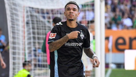 Justin Njinmah von Werder Bremen bejubelt einen Treffer. © IMAGO / Jan Huebner 