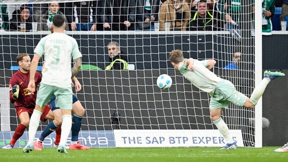 Bremens Jens Stage (r) erzielt per Kopfball das Tor zum 3:4. © picture alliance/dpa | Uwe Anspach 