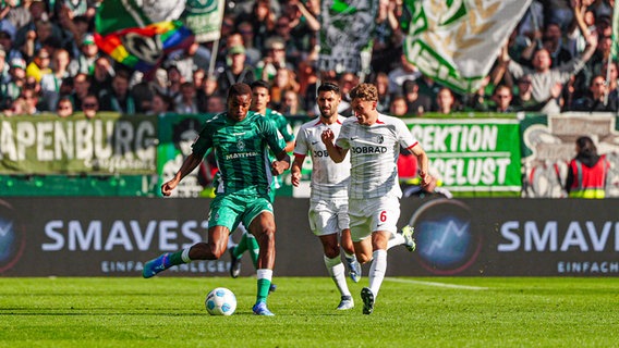 Bremens Felix Agu (l.) im Zweikampf mit Freiburgs Patrick Osterhage © Imago Images Foto: Eibner-Pressefoto/Marcel von Fehrn EP_MFN