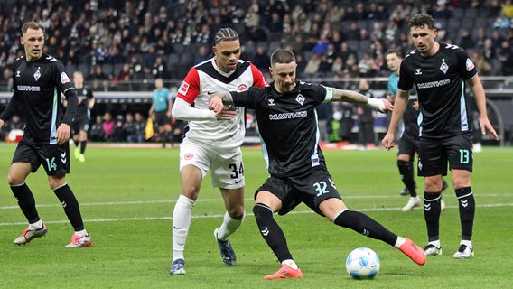 Bremens Marco Friedl (r.) im Zweikampf mit Frankfurts Nnamdi Collins © Imago Images 