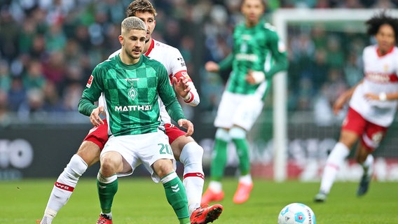 Bremens Spieler können einen Treffer von Stuttgarts Ermin Demirovic (M.) nicht verhindern. © IMAGO / Pressefoto Baumann 