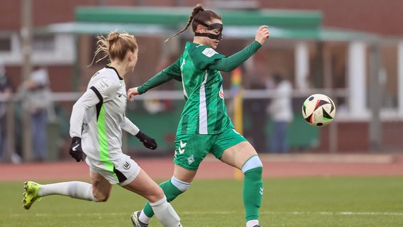 Wolfsburgs Janina Minge (l.) im Zweikampf mit Bremens Sophie Weidauer © Imago Images 