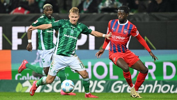 Bremens Marco Grüll (l.) im Zweikampf mit Heidenheims Omar Traoré © Imago Images Foto: nordphoto GmbH/Kokenge nph00001