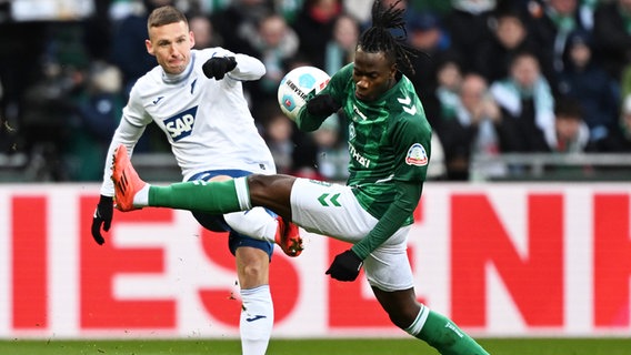 Bremens Issa Kaboré (r.) und Hoffenheims Pavel Kaderabek kämpfen um den Ball. © IMAGO / Nordphoto 