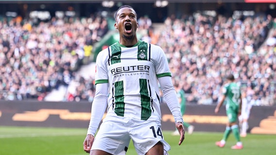 Gladbachs Alassane Pléa bejubelt einen Treffer. © IMAGO / RHR-Foto 