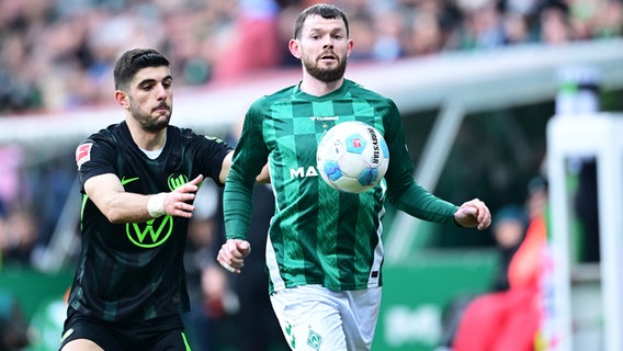 Bremens Oliver Burke (r.) und Wolfsburgs Konstantinos Koulierakis kämpfen um den Ball. © WITTERS/TimGroothuis 