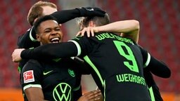 Wolfsburgs Wout Weghorst, Ridle Baku und Maximilian Arnold (r.) bejubeln einen Treffer.