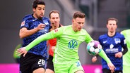 Wolfsburgs Yannick Gerhardt (r.) und Berlins Sami Khedira kämpfen um den Ball. © dpa-Bildfunk Foto: Swen Pförtner/dpa